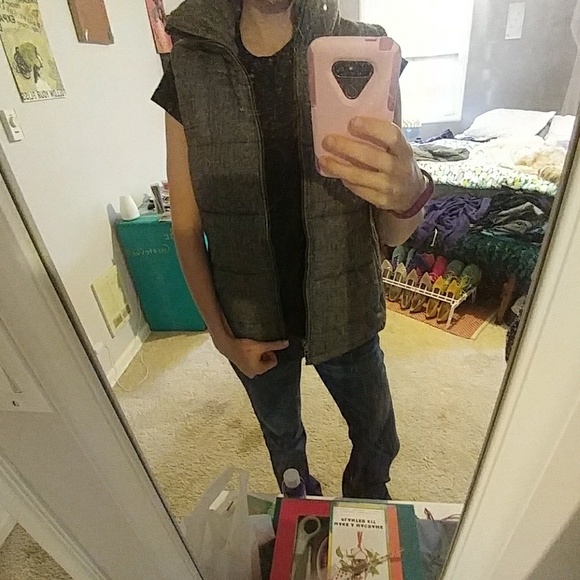 2 puffy vests from old navy. - Picture 4 of 5